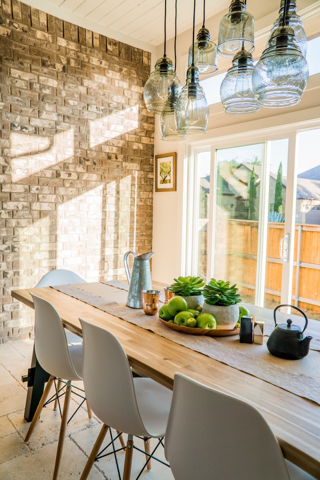 Natuurlijke Elementen in Je Woonkamer: Hout en Steen